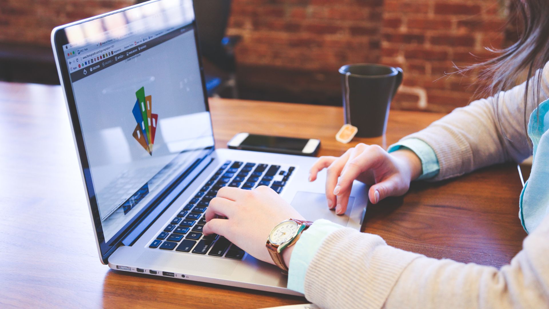Cómo Ahorrar Tiempo y Dinero con Plantillas Digitales para Logotipos